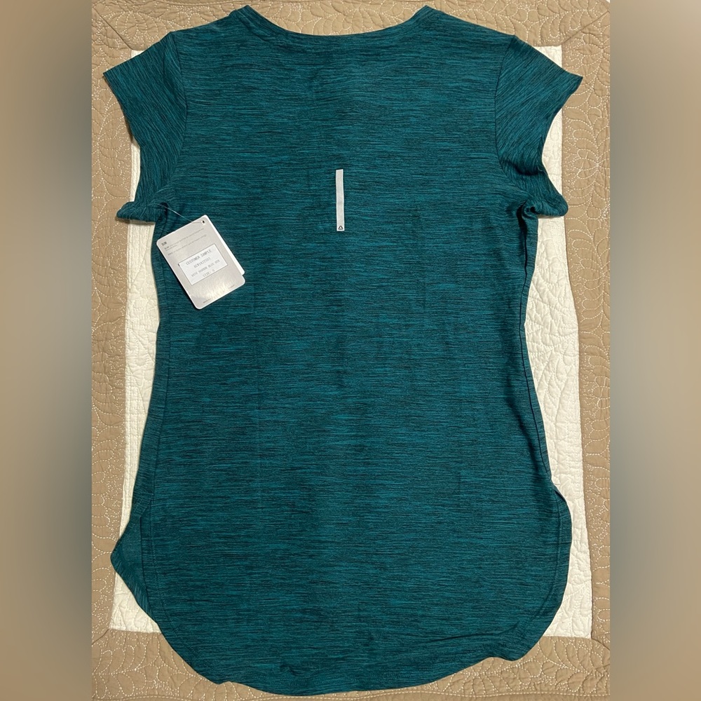 2x Reebok athletic tops - Picture 3 of 6